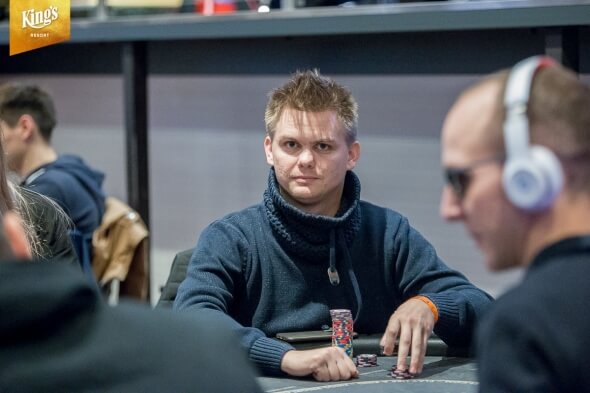 Tomáš Kolářík vede českou trojici z prvního flightu WSOPC Monster Stacku