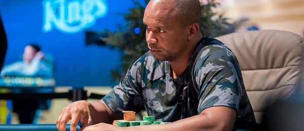 Phil Ivey vede po prvním dni €25k Platinum High Rolleru WSOPE