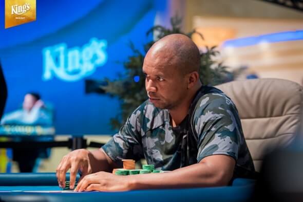 Phil Ivey vede po prvním dni €25k Platinum High Rolleru WSOPE