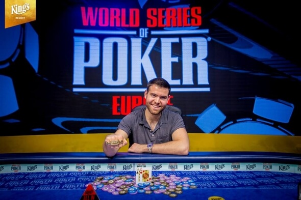 Loňský šampion Main Eventu WSOPE Jack Sinclair