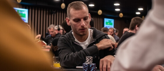 Matěj Vantuch vede finalisty Main Eventu Poker Fever