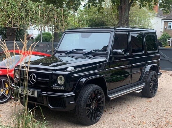 Černý Mercedes G Wagon zloději odtlačili na ulici a zmizeli s ním. Vedle stojící Ferrari nechali na pokoji...