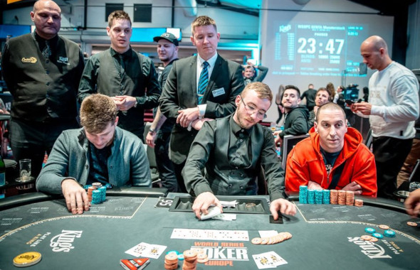 Sláva Rakovan (vpravo) si zahraje finále WSOPC Monsterstacku