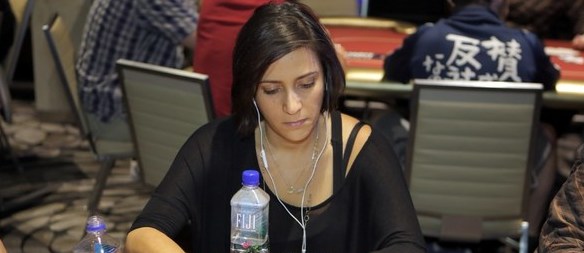 Pokerová hráčka Ronit Chamani chce svou investici do kryptoměnové společnosti Quasar Mining Group zpátky.