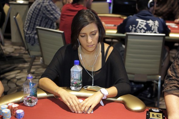 Pokerová hráčka Ronit Chamani chce svou investici do kryptoměnové společnosti Quasar Mining Group zpátky.