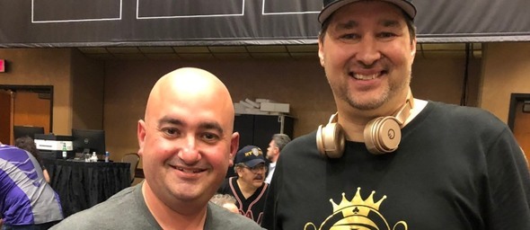 Ken Strauss se rád fotil s osobnostmi jako je třeba Phil Hellmuth a na Twitteru se tvářil jako jejich dobrý známý...