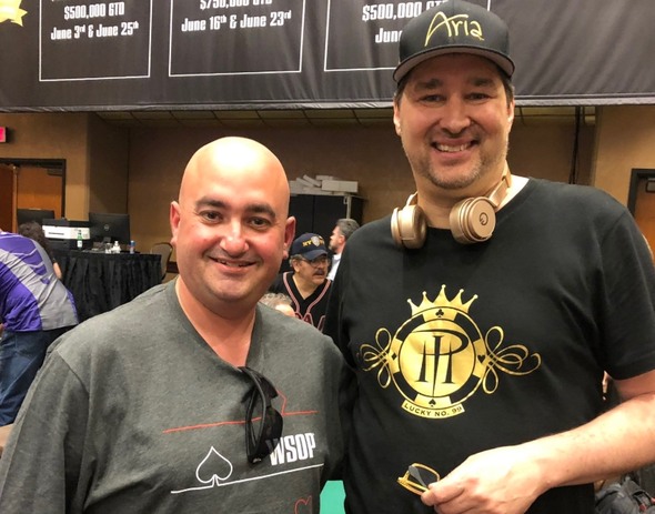 Ken Strauss se rád fotil s osobnostmi jako je třeba Phil Hellmuth a na Twitteru se tvářil jako jejich dobrý známý...