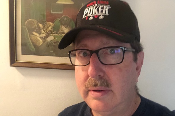 WSOP komentátor Norman Chad má koronavirus.