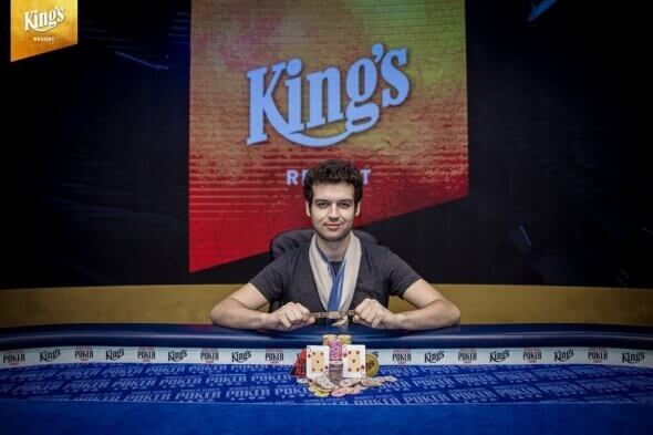 V roce 2018 vyhrál Michael Addamo zlatý náramek v $25K High Rolleru WSOPE