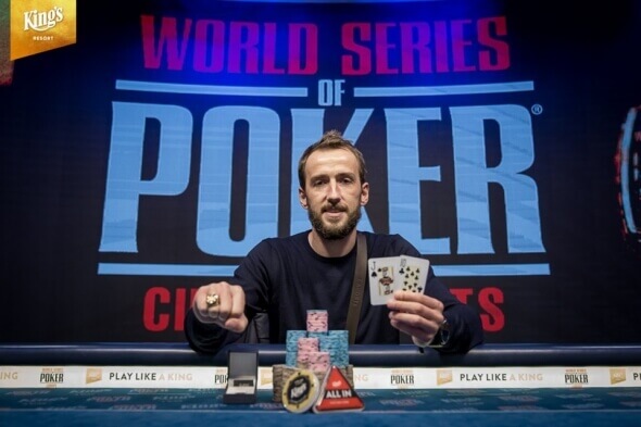 Jakub Oliva jako šampion Main Event WSOP Circuit získal €215,350