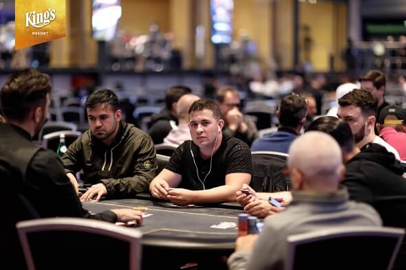 Josef Guláš mladší vede české postupující ze dne 1B WSOPC Main Eventu