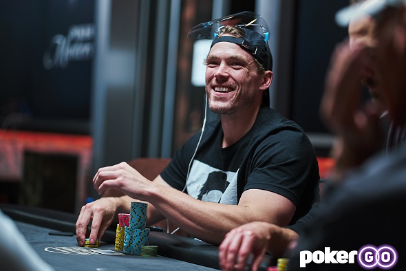 Alex Foxen je po prvním dni chipleaderem Super High Roller Bowlu