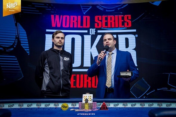 Martin Kabrhel přebírá od ředitele WSOP Jacka Effela náramek pro šampiona WSOPE Super High Rolleru
