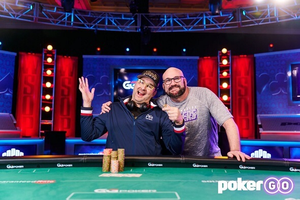 Phil Hellmuth vyhrává šestnáctý náramek z WSOP, v railu ho podporoval i Mike Matusow