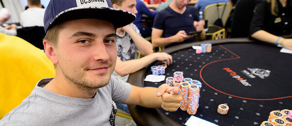 Živě: Michael &quot;SmallKindB&quot; Sklenička na finálovém stole Main Eventu WPTDeepStacks Online