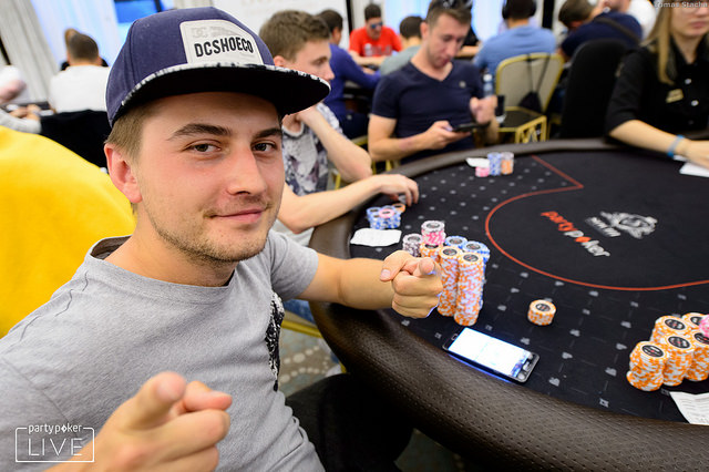 Živě: Michael &quot;SmallKindB&quot; Sklenička na finálovém stole Main Eventu WPTDeepStacks Online