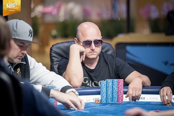 Tomáš Hájek vede pět českých postupujících z třetího flightu Euro Poker Millionu