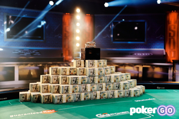 Na vítěze Main Eventu WSOP 2021 čeká cenný zlatý náramek a osm milionů dolarů