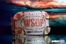 Náramek pro vítěze Main Eventu WSOP 2021. Po třech dnech jsou ve hře i Roman Hrabec a Filip Nechanský