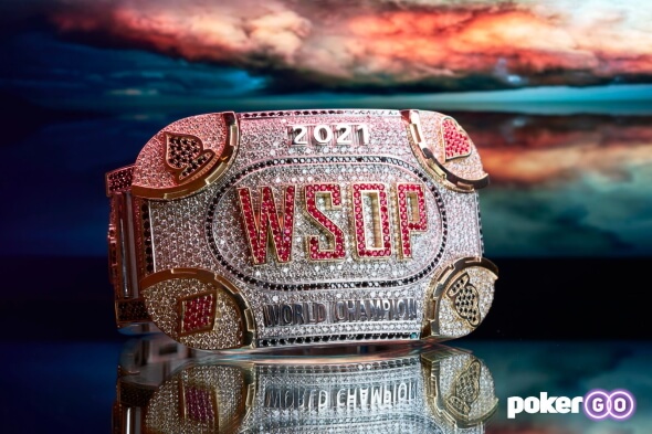 Náramek pro vítěze Main Eventu WSOP 2021. Po třech dnech jsou ve hře i Roman Hrabec a Filip Nechanský