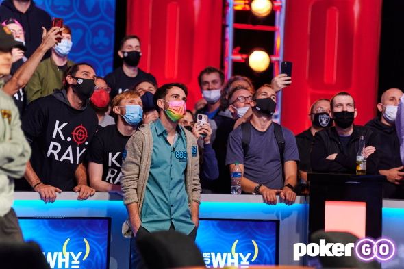 Koray Aldemir během prvního finálového dne Main Eventu WSOP 2021. Po jeho skončení je jasným lídrem nejúspěšnější trojice