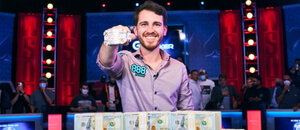 Koray Aldemir, vítěz Main Eventu WSOP 2021, v Las Vegas vyhrál $8,000,000 a titul světového šampiona v pokeru