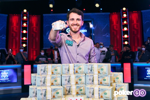 Koray Aldemir, vítěz Main Eventu WSOP 2021, v Las Vegas vyhrál $8,000,000 a titul světového šampiona v pokeru