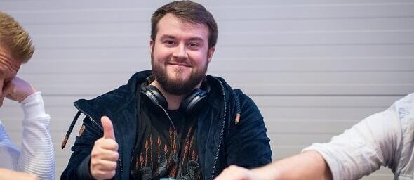 Čtyři čeští hráči postupují z úvodního flightu Openeru WSOPE 2021, Michael Adam je jedním z nich