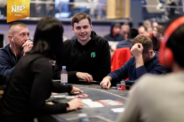 Martin Kabrhel postupuje do druhého dne WSOPE PLO 8-Maxu