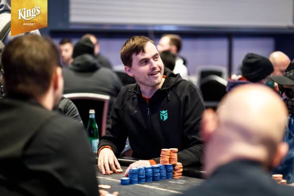 Martin Kabrhel vede finalisty PLO 8-Maxu na WSOPE 2021. Od zisku třetího náramku jej dělí sedm soupeřů