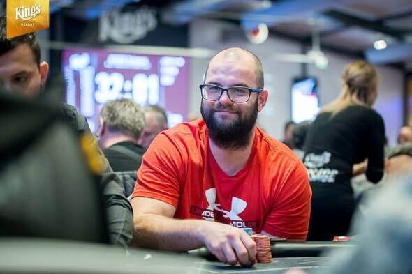 Josef Šnejberg vede české postupující z úvodního flightu Mini Main Eventu WSOPE 2021