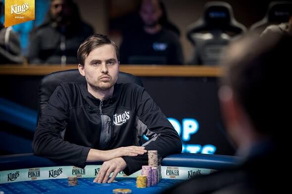 Živě: Martin Kabrhel ve finále WSOPE PLO 8-Maxu hraje o náramek