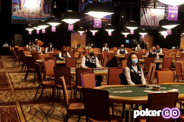 Dealeři na WSOP 2021 v rouškách. Jak řešit případy pozitivních testů v průběhu pokerových turnajů? Justin Bonomo navrhuje řešení