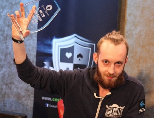 Sledujte Dana Felgra a jeho live stream nedělní session na herně partypoker