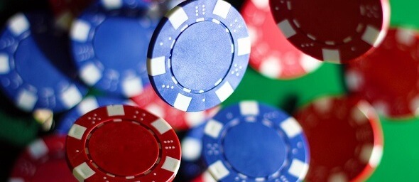 Když žetony létají vzduchem. Pokerový hráč v Japonsku v tiltu převrátil celý stůl
