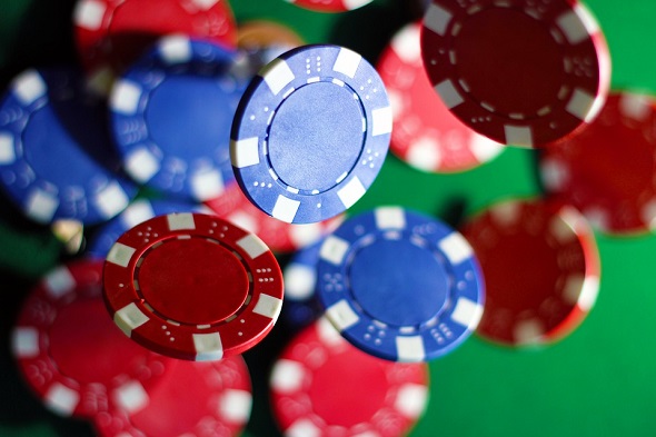 Když žetony létají vzduchem. Pokerový hráč v Japonsku v tiltu převrátil celý stůl