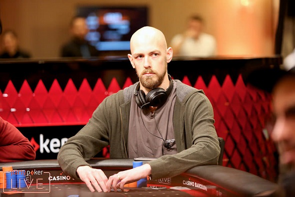 Stephen Chidwick je jednou z ústředních postav 9. epizody záznamu Triton Million, nejdražšího pokerového turnaje v historii