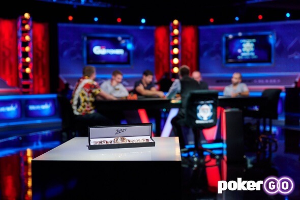 Finálový stůl pokerového turnaje World Series of Poker, vítěz vyhrává zlatý náramek