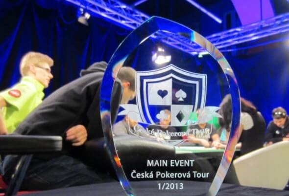 Trofej pro vítěze České Pokerové Tour. Dnes na online herně Synot Tip Poker poznáme dalšího šampiona Main Eventu ČPT