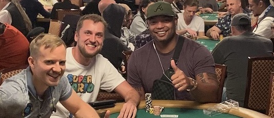 Šampioni WSOP Main Eventu Jacobson a Riess a trojnásobný vítěz Super Bowlu Richard Seymour. Nadšený pokerový hráč se dočkal uvedení do Síně slávy NFL