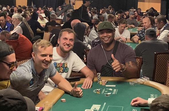 Šampioni WSOP Main Eventu Jacobson a Riess a trojnásobný vítěz Super Bowlu Richard Seymour. Nadšený pokerový hráč se dočkal uvedení do Síně slávy NFL