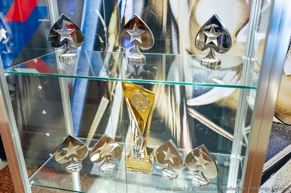 Trofeje pro šampiony Evropské Pokerové Tour (EPT) v Praze 2022