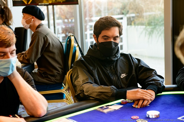 Timothy Adams vyhrál velký pot nad Martinem Kabrhel, i díky tomu po prvním dni vede Super High Roller EPT Prague