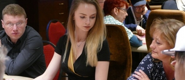 Miruška postupuje ze dne 1A Nuts Livepoker Cupu