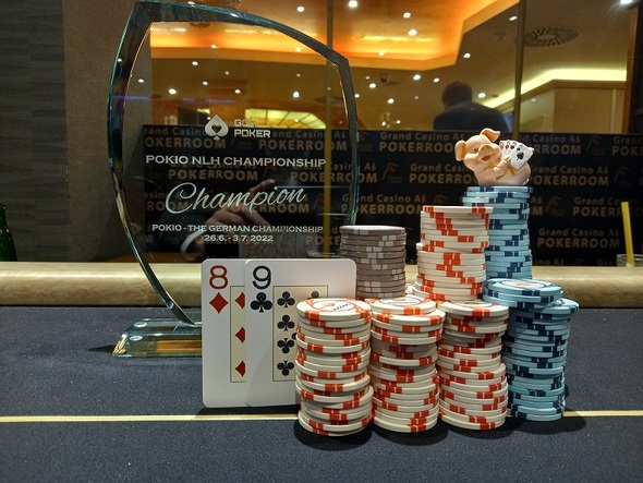 Trofej a vítězná kombinace v NLH Championshipu