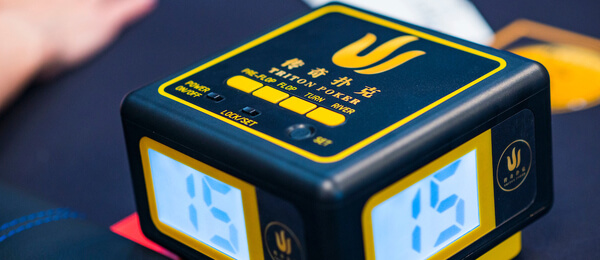 V turnajích Triton Poker se používají shotclock