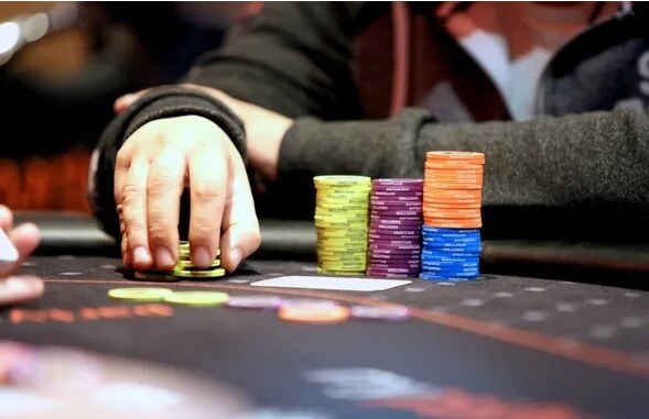 Při pokeru jsou pozice u stolu velice důležité