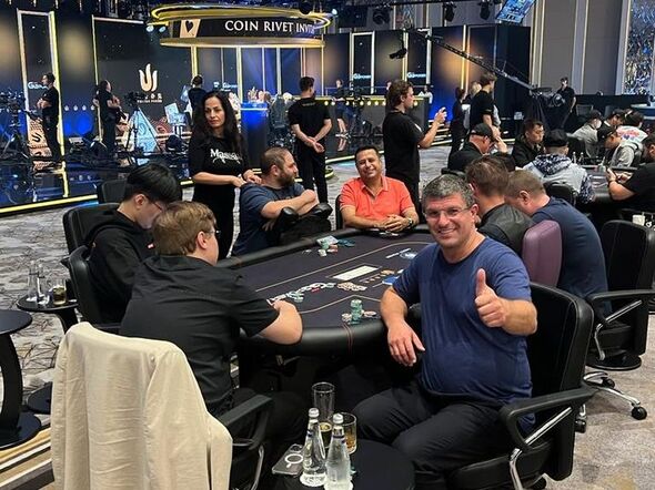 Leon Tsoukernik je chipleaderem po dni 1 #6 $200K NLH