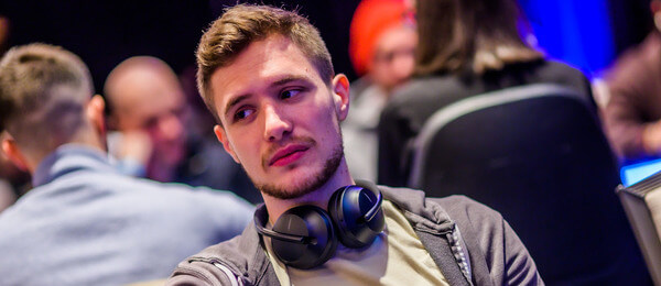 Roman Hrabec je chipleader po dni 3 v Main Eventu EPT London 2022