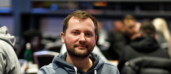 Michal Mrakeš pokračuje s osmičkou krajanů v boji o titul v ME WSOP 2022